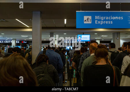 Contrôle de l'immigration à l'Aéroport International Ezeiza, Buenos Aires, Argentine Banque D'Images