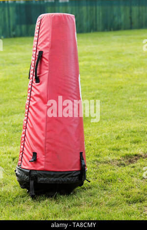 Un voyant rouge s'attaquer à un mannequin sur champ d'herbe verte est mis en place pour la pratique du football. Banque D'Images