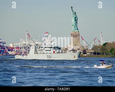 Le NCSM Glace Bay, Marine royale du navire de défense côtière, la voile en face de la Statue de la liberté, de la Fleet Week, New York, NY, USA Banque D'Images