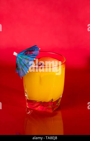 La vodka et le jus d'Orange boisson mélangée avec un cocktail d'un parapluie. Banque D'Images