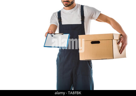 Vue partielle de l'homme livraison avec boîte en carton holding clipboard avec papier blanc isolated on white Banque D'Images