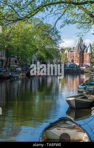 Joli canal Amsterdam - péniche avec voile reflets - Reflets de l'arbre - Reflets dans l'eau de l'église Banque D'Images