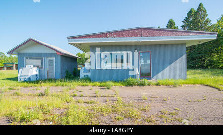 CARP LAKE Township, Michigan / USA - 16 juin 2016 : l'arrêt de la station de gaz abandonnés / dépanneur - nature - retour de plus en plus de la péninsule rurale Banque D'Images