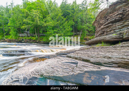 Belle cascade à montagnes Porcupine Wilderness State Park dans le nord de la péninsule du Michigan - bon écoulement de l'eau paisible Banque D'Images