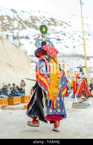 Le Spiti, Himachal Pradesh, Inde - le 24 mars 2019 : Moine traditionnel dans les Himalaya, danse des masques Banque D'Images