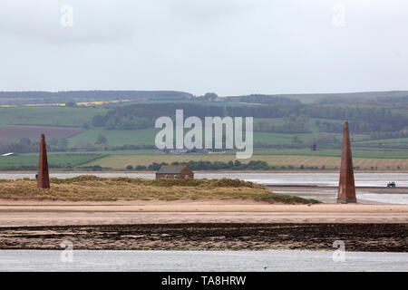 Les obélisques sur les îles Farne dans le Northumberland, en Angleterre. Lindisfarne est aussi appelé l'Île Sainte. Banque D'Images