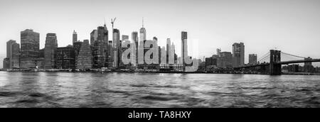 Le noir et blanc vue panoramique de la ville de New York d'ossature au coucher du soleil, aux États-Unis. Banque D'Images