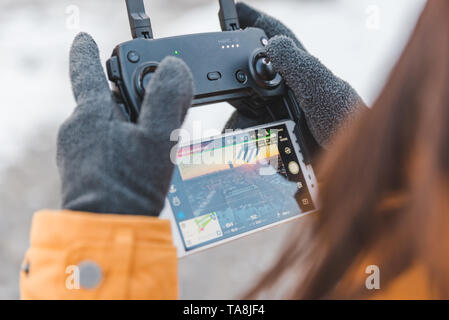 LVIV, UKRAINE - le 22 mars 2018 : contrôleur de drones dans les mains sur la ville prise au coucher du soleil. vidéographie Banque D'Images