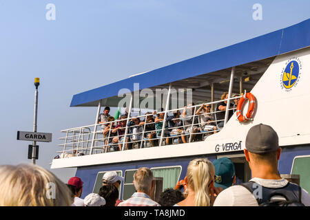 GARDA, Lac de Garde, ITALIE - Septembre 2018 : Les passagers queuing à bord d'un traversier pour passagers dans la ville de Garda, sur le lac de Garde. Banque D'Images