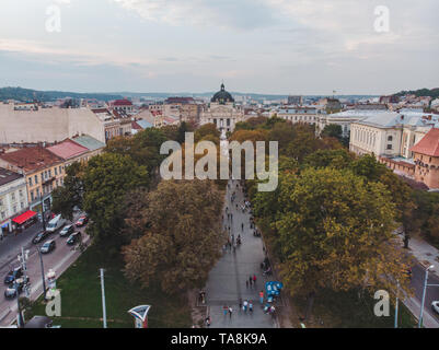 Vue de dessus city square en face de l'ancien bâtiment de l'opéra urbain paysage urbain. Banque D'Images