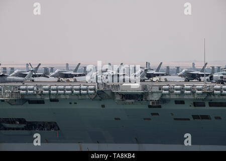 Egypte, Canal de Suez. Un groupe d'Abraham Lincoln (ABECSG) qui transitent par le Canal de Suez, le 9 mai 2019. La classe Nimitz porte-avions USS ABRAHAM LINCOLN (CVN 72 Banque D'Images