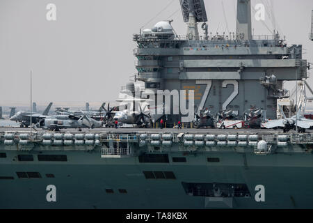 Egypte, Canal de Suez. Un groupe d'Abraham Lincoln (ABECSG) qui transitent par le Canal de Suez, le 9 mai 2019. La classe Nimitz porte-avions USS ABRAHAM LINCOLN (CVN 72 Banque D'Images