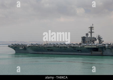 Egypte, Canal de Suez. Un groupe d'Abraham Lincoln (ABECSG) qui transitent par le Canal de Suez, le 9 mai 2019. La classe Nimitz porte-avions USS Abraham Lincoln. Banque D'Images