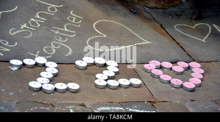 22 mai, 2019. Deuxième anniversaire de la Manchester Arena attaque terroriste à la bombe qui a laissé 22 morts : l'hommage à St Ann's Square, Manchester, UK, bougies : indiquant le nombre qui sont morts dans l'attaque le 22 mai, 2017. Banque D'Images