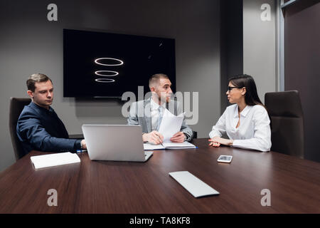 Les entrepreneurs et les gens d'affaires conférence en salle de réunion moderne Banque D'Images