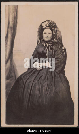 Un Portrait de Mary Todd Lincoln assis dans une tenue de deuil après la mort de son fils, Willie en 1862, photo de Joseph Ward, 1863 peut-être, quand elle entre dans une période de demi-deuil par la preuve d'une touche de tissu blanc à ses poignets Banque D'Images