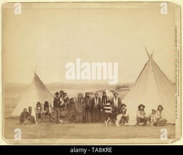 Groupe d'Miniconjou, hommes, femmes et enfants, Portrait de groupe entre deux tipis, réserve de Pine Ridge, Dakota du Sud, USA, photo de John C.H. Grabill, 1890 Banque D'Images