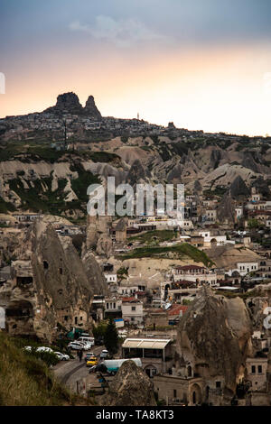 Photo panoramique incroyable sur la ville de Goreme kapadokya, la Turquie au coucher du soleil Banque D'Images