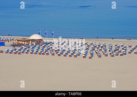 Plage de baignade, une large plage de sable avec chaises de plage de Warnemunde,, Mecklembourg-Poméranie-Occidentale, Allemagne Banque D'Images