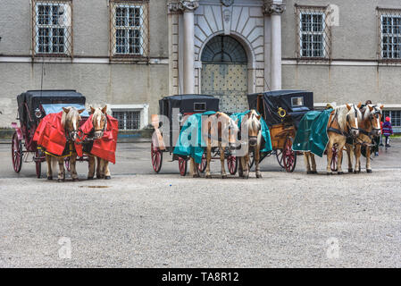 Salzbourg, Autriche - 29 octobre 2018 : cheval traditionnel Fiaker transport dans la rue dans la vieille ville de Salzbourg Banque D'Images