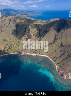 Vu d'une vue aérienne d'après-midi, lumière brille sur les îles sauvages dans le Parc National de Komodo, en Indonésie. Ce domaine a une grande biodiversité marine. Banque D'Images