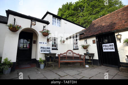 Une vue générale d'un bureau de vote à l'Auberge du Cheval Blanc à Priors Dean, Hampshire, également connu sous le nom de "Pub avec pas de nom', en tant que chef d'électeurs aux urnes pour les élections du Parlement européen. Banque D'Images