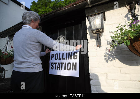 Les signes sont mis en place dans un bureau de vote à l'Auberge du Cheval Blanc à Priors Dean, Hampshire, également connu sous le nom de "Pub avec pas de nom', en tant que chef d'électeurs aux urnes pour les élections du Parlement européen. Banque D'Images