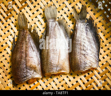 Poisson séché au soleil / Trichogaster pectoralis poisson fraie avec le panier de bambou Banque D'Images