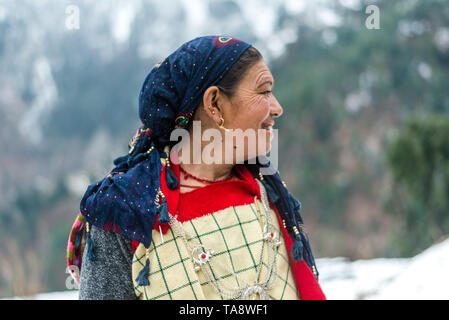 Kullu, Himachal Pradesh, Inde - Le 25 janvier 2019 : femme en vêtements traditionnels himachali smiling in Himalaya - Inde Banque D'Images