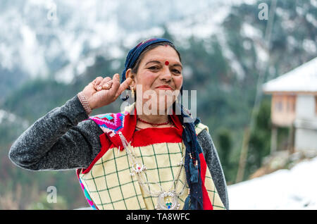 Kullu, Himachal Pradesh, Inde - Le 25 janvier 2019 : femme en vêtements traditionnels himachali smiling in Himalaya - Inde Banque D'Images