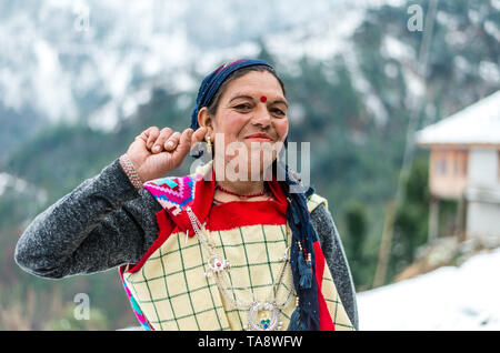 Kullu, Himachal Pradesh, Inde - Le 25 janvier 2019 : femme en vêtements traditionnels himachali smiling in Himalaya - Inde Banque D'Images