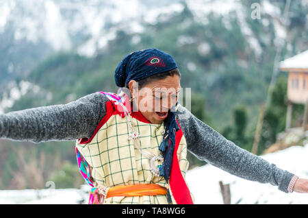 Kullu, Himachal Pradesh, Inde - Le 25 janvier 2019 : femme en vêtements traditionnels himachali smiling in Himalaya - Inde Banque D'Images