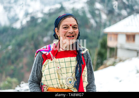 Kullu, Himachal Pradesh, Inde - Le 25 janvier 2019 : femme en vêtements traditionnels himachali smiling in Himalaya - Inde Banque D'Images