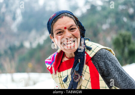 Kullu, Himachal Pradesh, Inde - Le 25 janvier 2019 : femme en vêtements traditionnels himachali smiling in Himalaya - Inde Banque D'Images