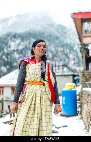 Kullu, Himachal Pradesh, Inde - Le 25 janvier 2019 : femme en vêtements traditionnels himachali smiling in Himalaya - Inde Banque D'Images