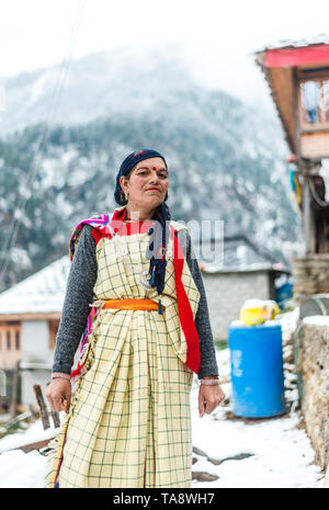 Kullu, Himachal Pradesh, Inde - Le 25 janvier 2019 : femme en vêtements traditionnels himachali smiling in Himalaya - Inde Banque D'Images