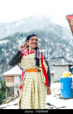 Kullu, Himachal Pradesh, Inde - Le 25 janvier 2019 : femme en vêtements traditionnels himachali smiling in Himalaya - Inde Banque D'Images