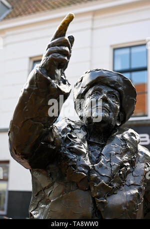 Brielle, Pays-Bas - 2019.05.18 : la reine Wilhelmine statue sur la place du marché Banque D'Images