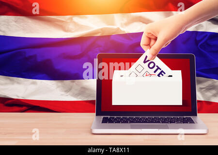 Vote en ligne , sondage, sondage de sortie pour l'élection générale de la Thaïlande. close up concept part d'une personne voter aux élections pendant le vote Banque D'Images