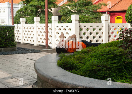 17.05.2019, Singapour, République de Singapour, en Asie - Un homme se repose dans le quartier chinois. Banque D'Images