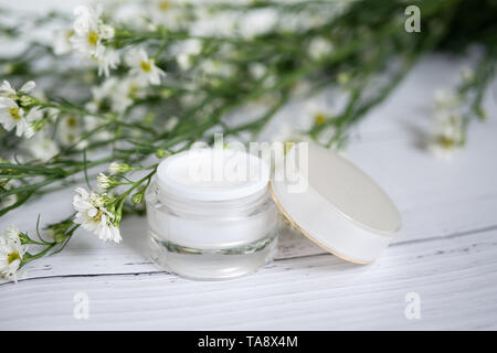 Soins de la nature cosmétiques naturels biologiques. concept produit de beauté. la médecine alternative à base de plantes. blanc crème sérum dans une simulation de l'emballage jusqu'à b Banque D'Images