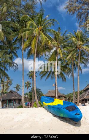 Les vacances d'été avec l'activité on tropical beach concept. kayak voile coloré sur la plage de sable blanc à la noix de coco palmier au fond. Banque D'Images