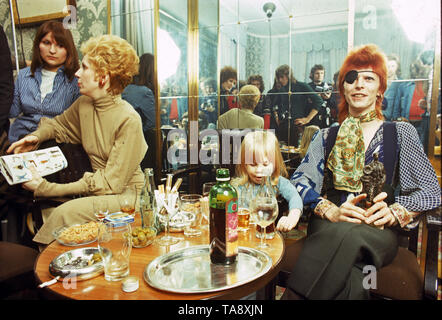 Les Pays-Bas, Davind Bowie avec cache-oeil, en Hollande pour enregistrer dans le rebelle rebelle TopPop studios de Hilversum, a fait une conférence de presse sur l'Amstel Hotel, Amsterdam, Pays-Bas - 1974, (Photo Gijsbert Hanekroot) gratuit pour publicité David Bowie des années 70 au 1er juillet 2016 Banque D'Images