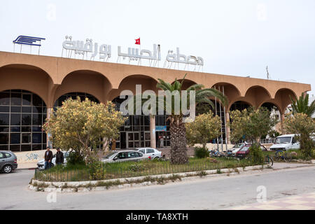 MONASTIR, Tunisie, Afrique-vers mai, 2012 : façade de bâtiment de station intermédiaire clé de Monastir. Le Sahel Metro est un chemin de fer électrifié, mètre l Banque D'Images