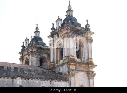 Close up de l'époque baroque tours de Alcobaca Monastery, pendant des jours. Complexe monastique catholique romaine au Portugal. Banque D'Images