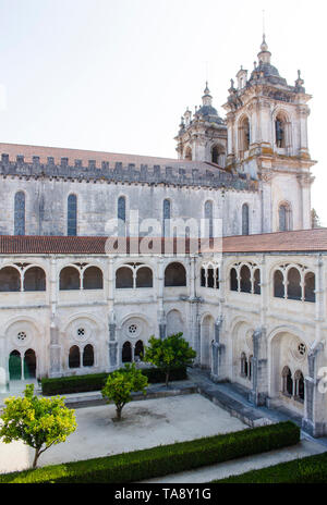 Alcobaça, Portugal - Août 2018 : vue sur le jardin du cloître de l'étage supérieur, dans l'Alcobaca Monastery sur journée ensoleillée. Banque D'Images