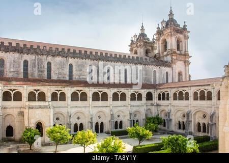 Alcobaça, Portugal - Août 2018 : vue sur le jardin du cloître de l'étage supérieur d'Alcobaca Monastery aux beaux jours. Banque D'Images