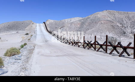 Barrière véhicule de style normand près de Calexico, en Californie, le 20 mai. Appuie l'USACE, Ministère de la sécurité intérieure en vue de construire des clôtures pour les piétons, construire et améliorer les routes, et installer l'éclairage dans la Yuma et Tucson, Arizona, la U.S. Border Patrol secteurs après la déclaration d'urgence nationale le 15 février à la frontière sud des États-Unis. Le ministère de la défense a le pouvoir en vertu de l'article 284 du titre 10, du Code, pour construire des routes et des clôtures et à installer un système d'éclairage pour bloquer les couloirs de trafic de drogue à travers les frontières internationales de la United States Banque D'Images