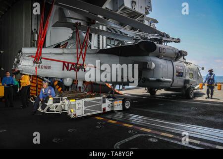 190521-N-FQ836-0082 de la mer d'Oman (21 mai 2019) un transport marins Sea Hawk MH-60R de l'hélicoptère Griffon' de 'grève Maritime Helicopter Squadron (HSM) 79 dans la zone à bord de la classe Nimitz porte-avions USS ABRAHAM LINCOLN (CVN 72). Abraham Lincoln (ABECSG) est déployé sur le 5e flotte américaine salon des opérations à l'appui des opérations navales pour assurer la stabilité et la sécurité maritime dans la région Centrale, reliant la Méditerranée et le Pacifique à travers l'ouest de l'Océan indien et trois points d'étranglement stratégiques. Avec Abraham Lincoln comme le navire amiral, depl