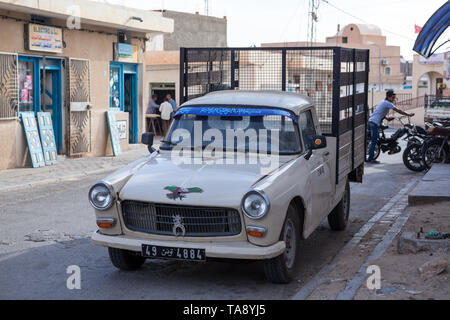 SOUSSE, Tunisie, Afrique-vers mai, 2012 : ruelles de Sousse ville. Pick-up camion est garé sur la route. Location de biens transport au marché. Tunisi Banque D'Images